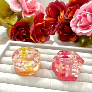 背景色濃いめピンク×黄色リングスタンド