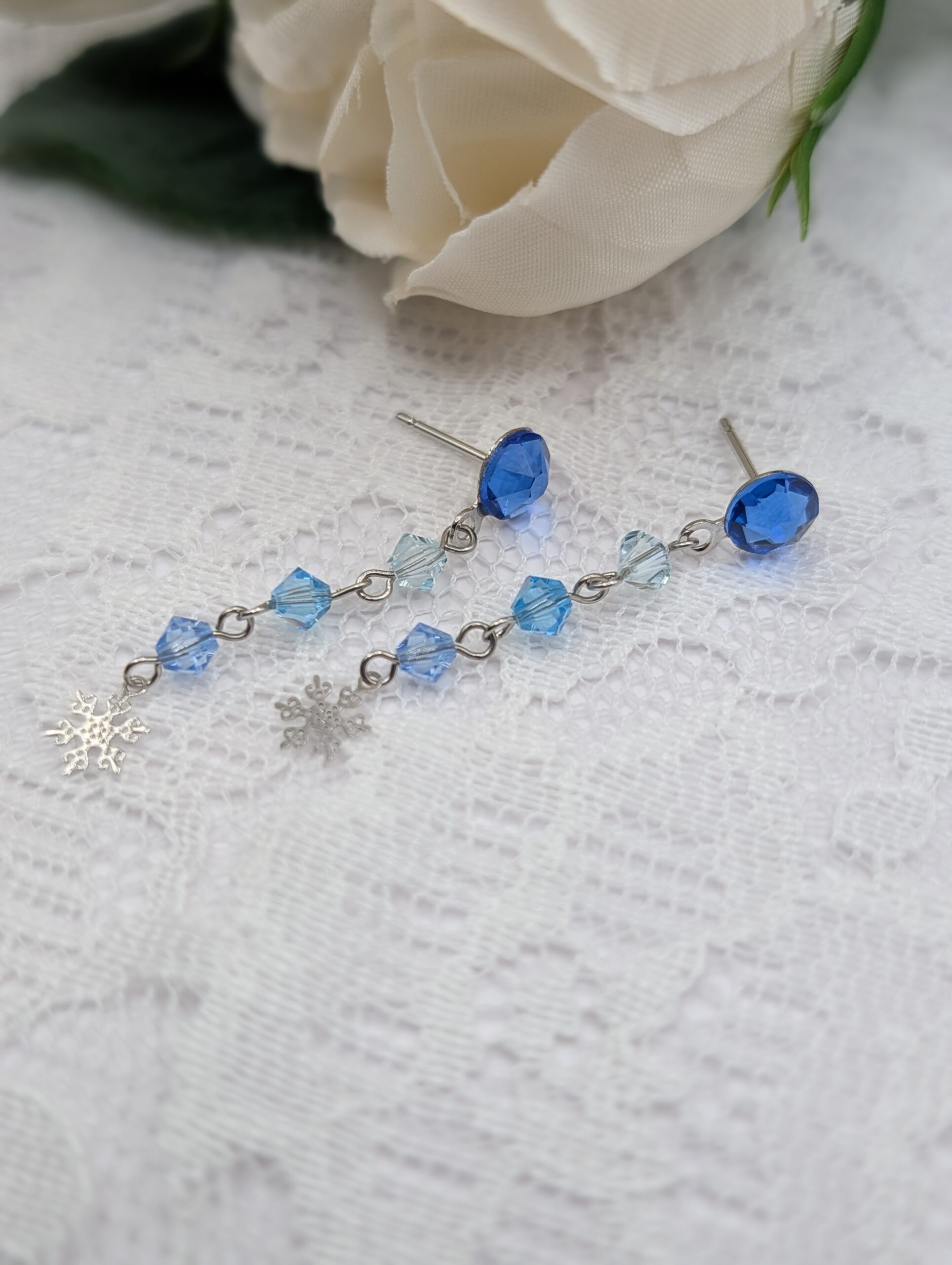 p272 Snow Crystal ― スワロフスキーと雪の結晶のピアス | Nevers 