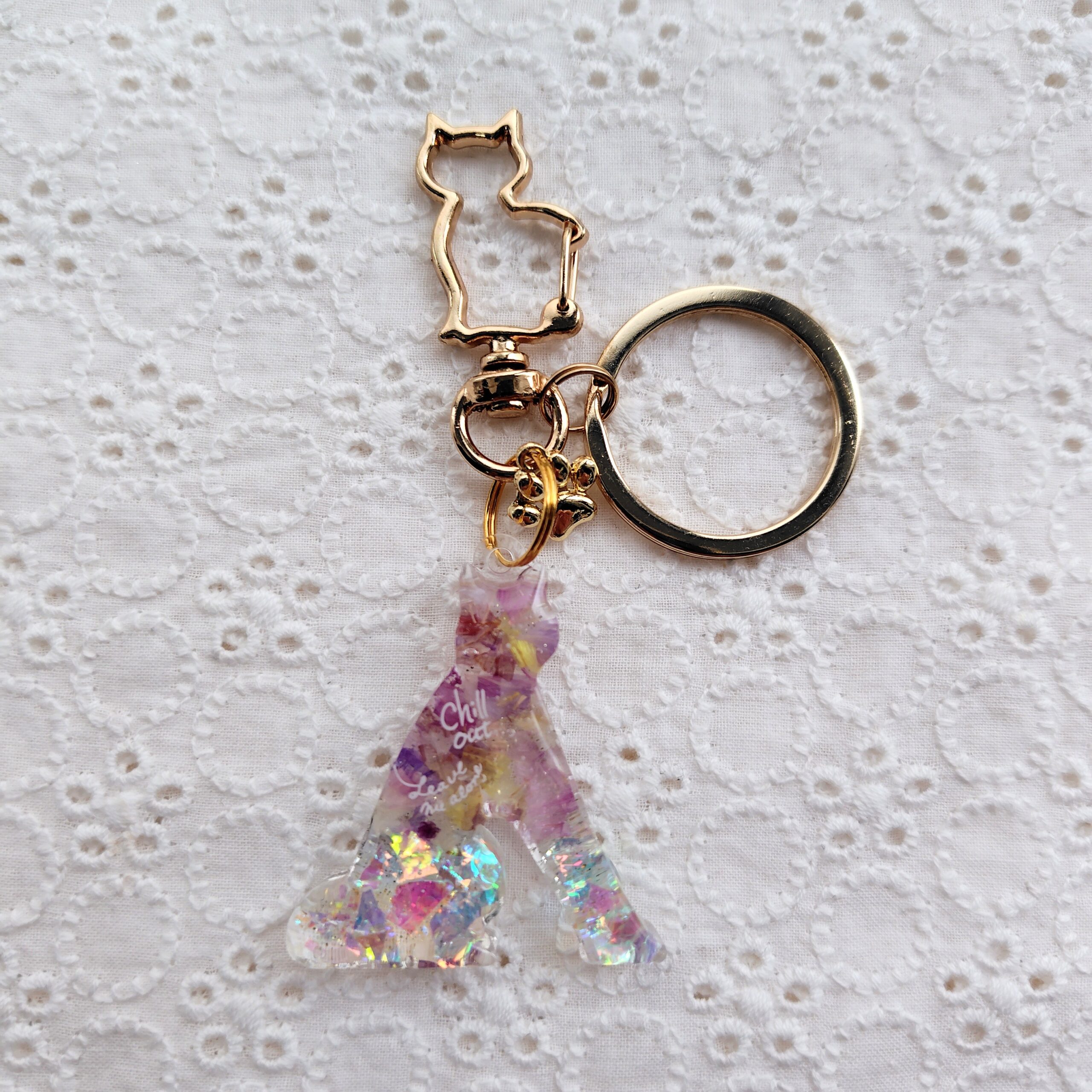 猫ちゃんイニシャルキーホルダー 肉球チャーム付き 「A」 花びら