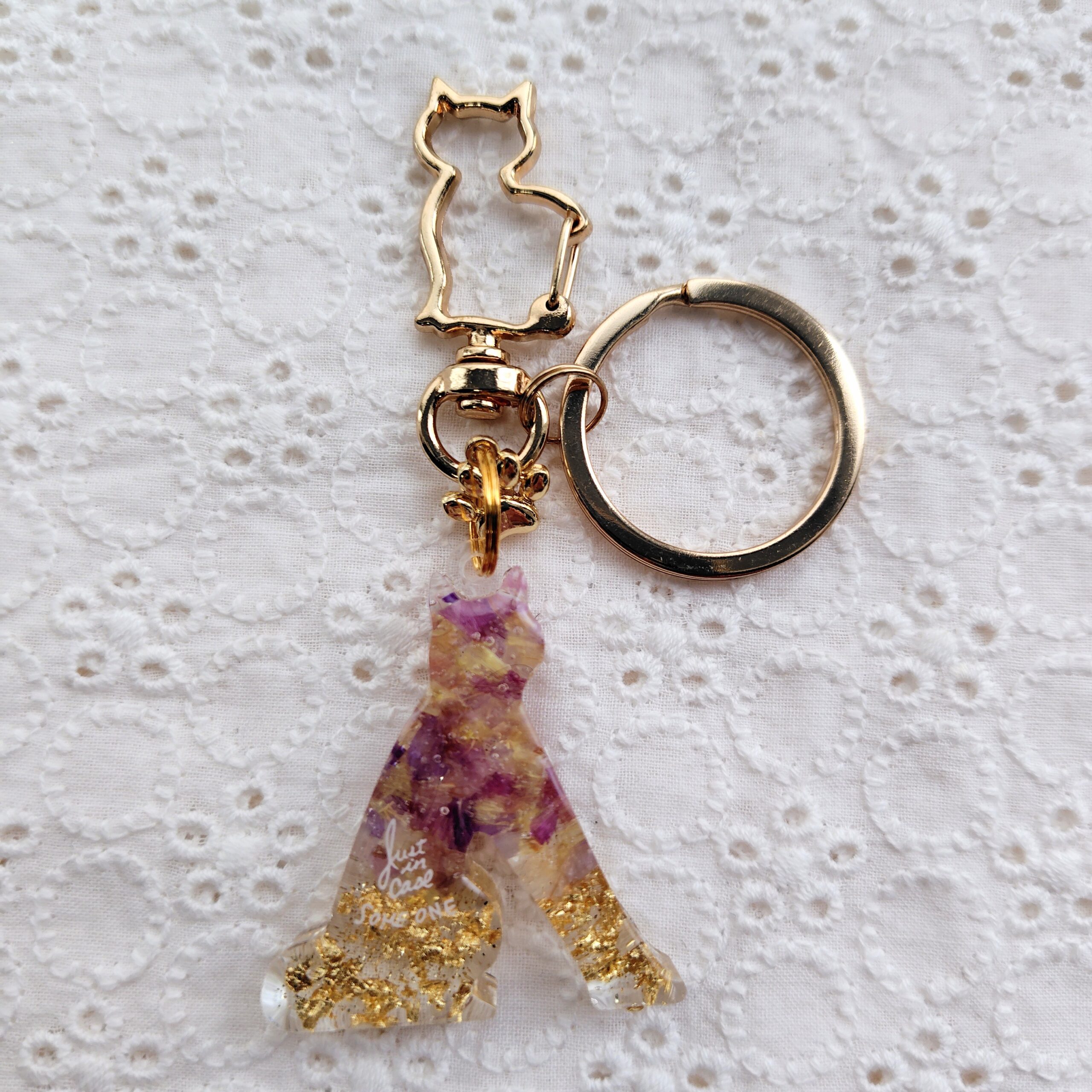 猫ちゃんイニシャルキーホルダー 「A」 肉球チャーム付き 花びら