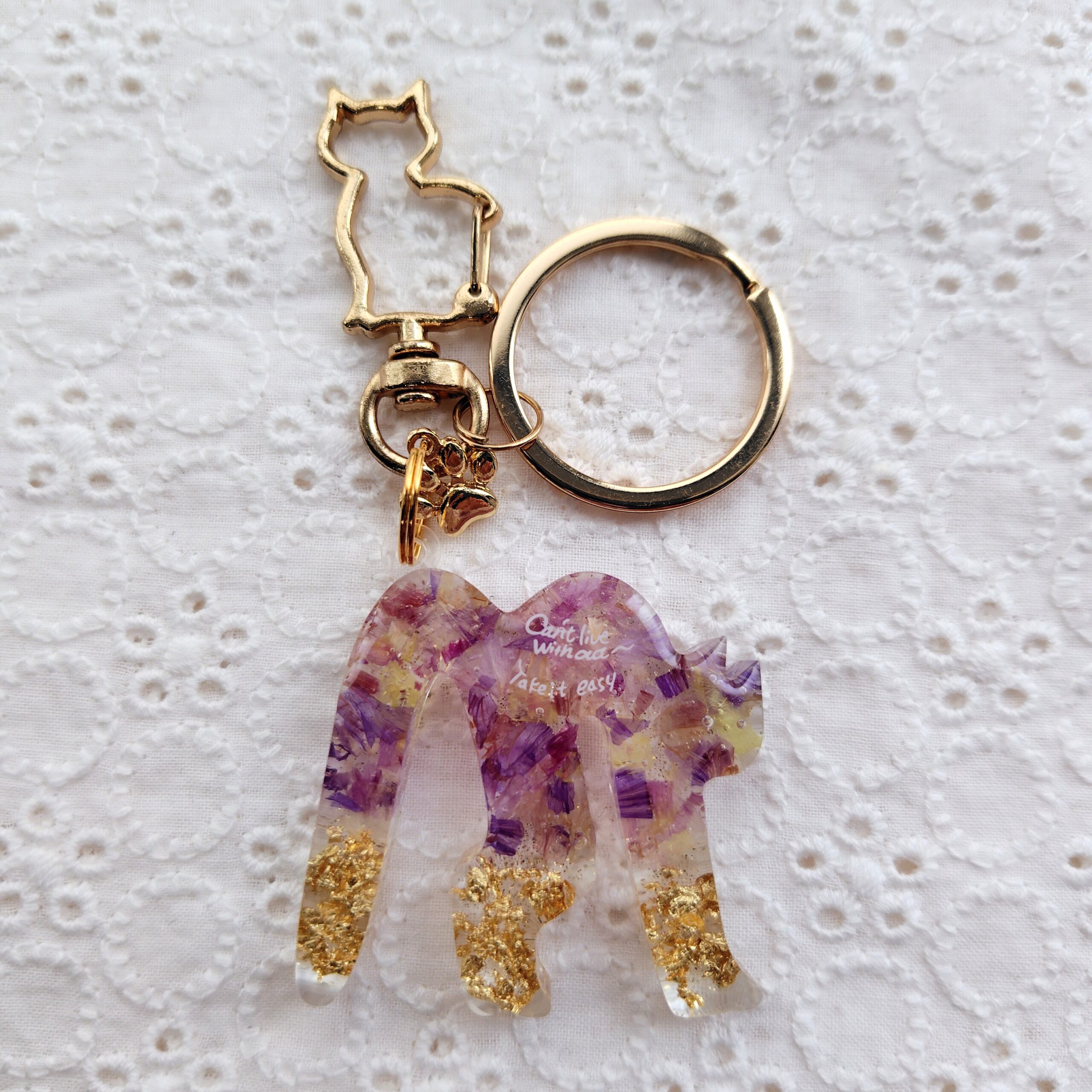 猫ちゃんイニシャルキーホルダー 「M」 肉球チャーム付き 花びら