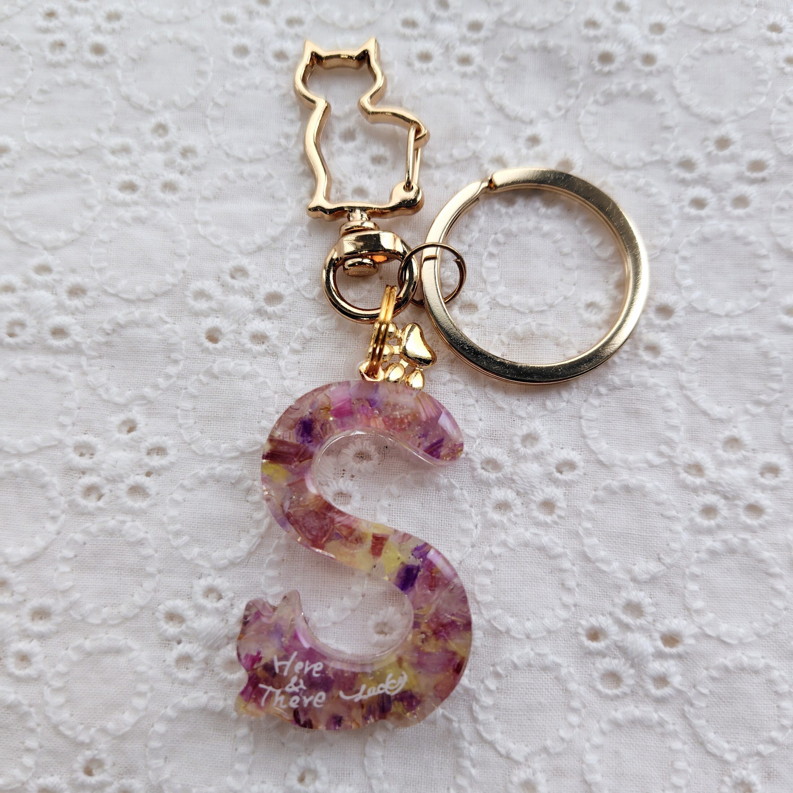 猫ちゃんイニシャルキーホルダー 「S」 肉球チャーム付き 花びら